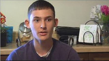 Aluno é suspenso após tentar abraçar professora