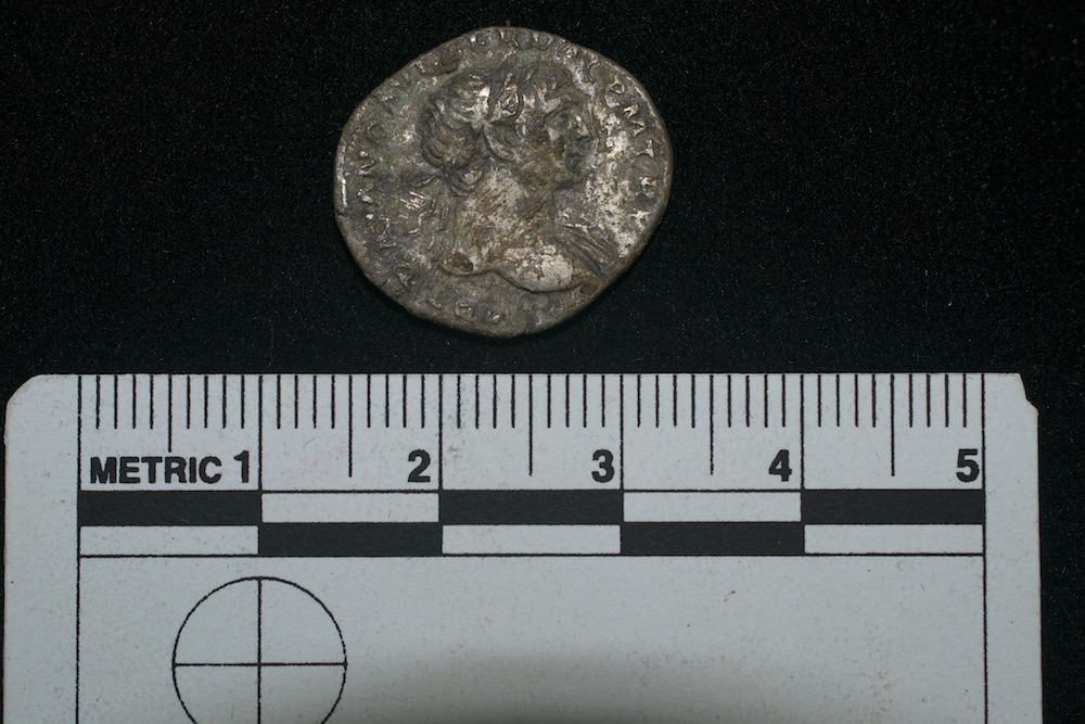 Homem localiza relíquias do Império Romano usando apenas um detector de metais