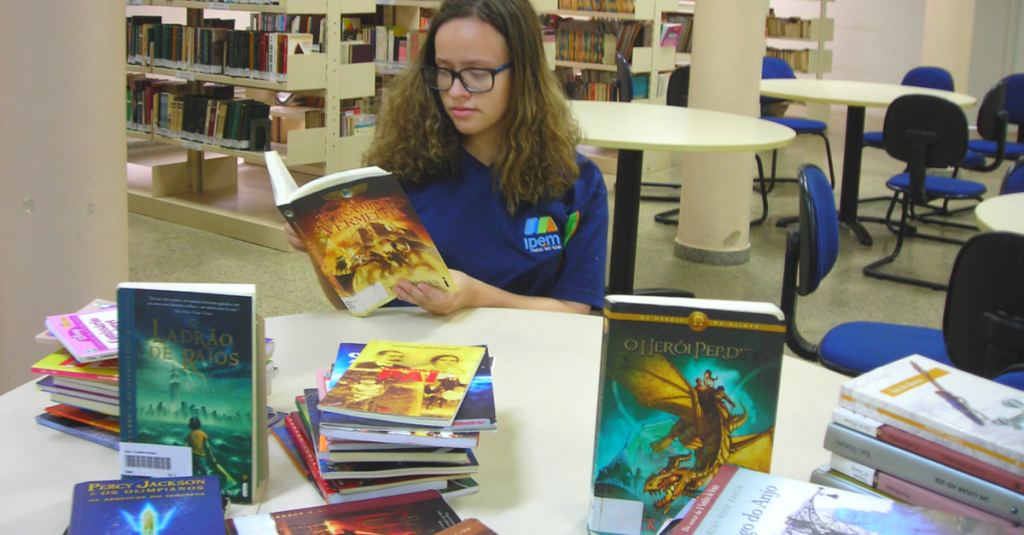 Estudante tem meta de ler 500 livros até o fim do ano