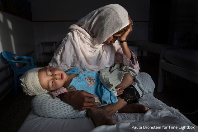 Najiba segura seu sobrinho de dois anos no colo, ferido após a explosão de uma bomba em Kabul, no Afeganistão, em março de 2016.

<span>(foto: Paula Bronstein/World Press Photo 2017)</span>