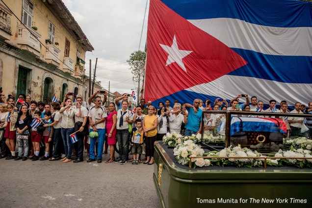 <span>Procissão em homenagem a Fidel Castro, morto em novembro de 2016, passa por Santa Clara, em Cuba. O veículo carrega as cinzas do ex-líder cubano. </span>

<span>(foto: Tomas Munita/World Press Photo 2017)</span>