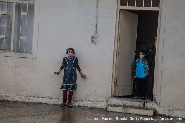 Garota olha assustada para membros das Forças de Operações Especiais do Iraque, em Mossul, em novembro de 2016. As tropas procuram membros do Estado Islâmico, contra quem travam uma guerra pelo controle da cidade.
<div id="desc-default"> <span>(foto: Laurent Van der Stockt/World Press Photo 2017)</span></div>