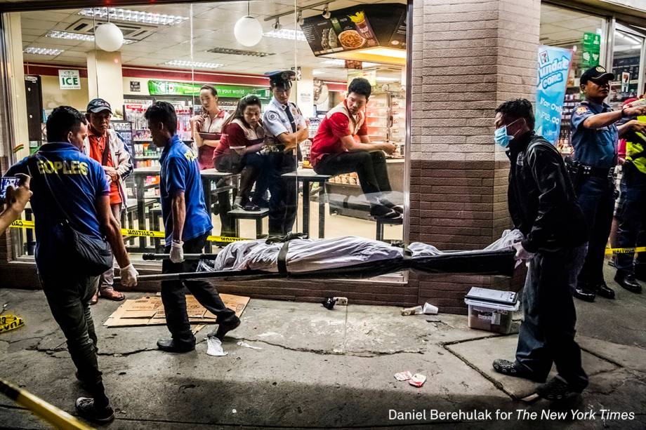 Funcionários de uma funerária carregam o corpo de Edwin Mendoza Alon-Alon, em Manila, nas Filipinas, em outubro de 2016. Ele foi morto a tiros por um homem não identificado. A violência no país cresceu após o presidente Rodrigo Duterte lançar uma campanha anti-drogas no país.
<div class="photo-desc"> <span>(foto: Daniel Berehulak/World Press Photo 2017)</span></div>