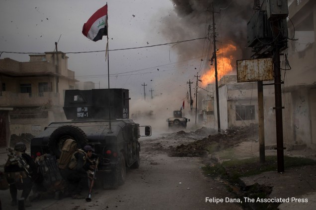 Membros das Forças de Operações Especiais do Iraque avançam contra as bases do grupo terrorista Estado Islâmico, na batalha pelo controle de Mossul, no Iraque, em novembro de 2016.

<span>(foto: Felipe Dana/World Press Photo 2017)</span>