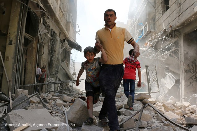 A imagem mostra a evacuação da região de Hayy Aqyul, em Aleppo, após um ataque aéreo em abril de 2016. A região era controlada pelos rebeldes e sofreu fortes bombardeios das forças do regime, que deixaram 14 civis mortos e outras dezenas de feridos.

(foto Ameer Alhalbi/World Press Photo 2017)