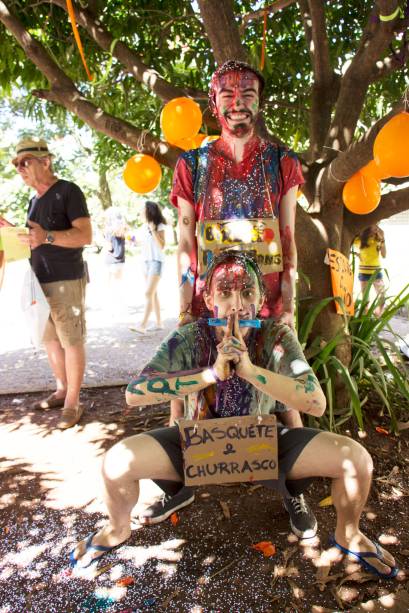 <span>Veteranos da Escola de Comunicações e Artes da Universidade de São Paulo (ECA-USP) recebem os calouros com música, glitter e muita tinta</span>