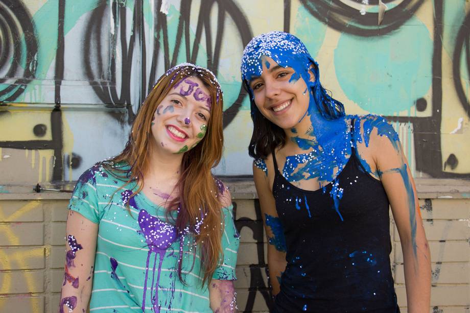 <span>Veteranos da Escola de Comunicações e Artes da Universidade de São Paulo (ECA/USP) recebem os calouros com música, glitter e muita tinta</span>