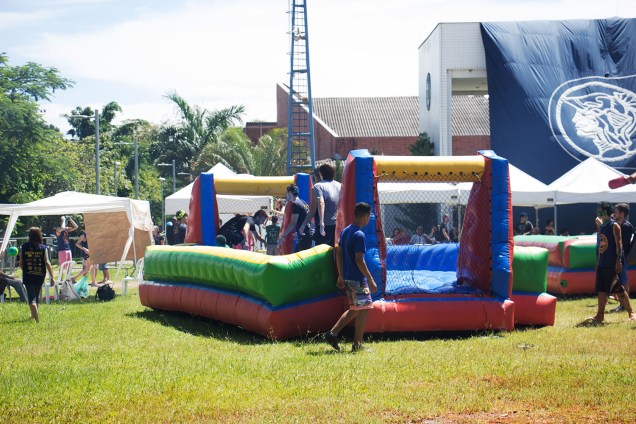 Na Escola Politécnica da USP (Poli-USP), onde são oferecidos os cursos de Engenharia, os calouros são recebidos com banho de lama, futebol em campo inflável e jogos ao ar livre