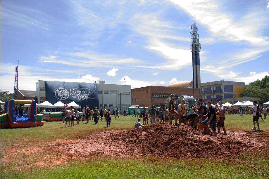 <span>Na Escola Politécnica da USP (Poli-USP), onde são oferecidos os cursos de Engenharia, os calouros são recebidos com banho de lama, futebol em campo inflável e jogos ao ar livre </span>