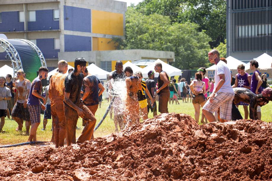 <span>Na Escola Politécnica da USP (Poli-USP), onde são oferecidos os cursos de Engenharia, os calouros são recebidos com banho de lama, futebol em campo inflável e jogos ao ar livre </span>