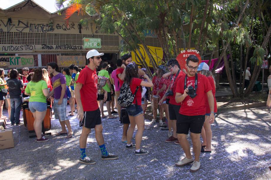 <span>Veteranos da Escola de Comunicações e Artes da Universidade de São Paulo (ECA-USP) recebem os calouros com música, glitter e muita tinta</span>