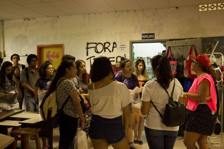 <span>Na </span><span>Faculdade de Filosofia, Letras e Ciências Humanas da USP (FFLCH - USP), alunos novos fazem tour pelos prédios</span>