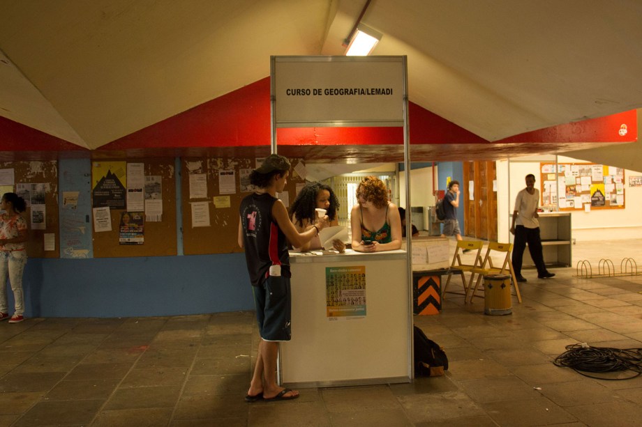 Na <span>Faculdade de Filosofia, Letras e Ciências Humanas da USP (FFLCH - USP), alunos novos fazem tour pelos prédios</span>