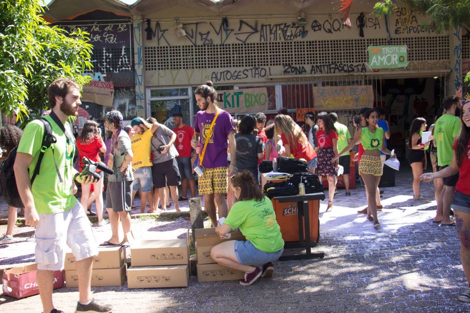 Veteranos da Escola de Comunicações e Artes da Universidade de São Paulo (ECA-USP) recebem os calouros com música, glitter e muita tinta