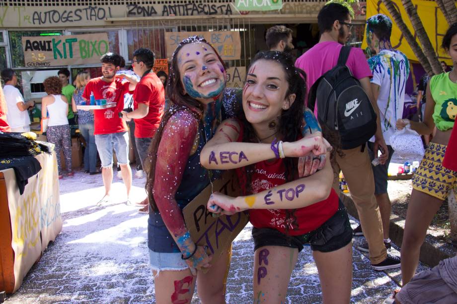 <span>Veteranos da Escola de Comunicações e Artes da Universidade de São Paulo (ECA-USP) recebem os calouros com música, glitter e muita tinta</span>