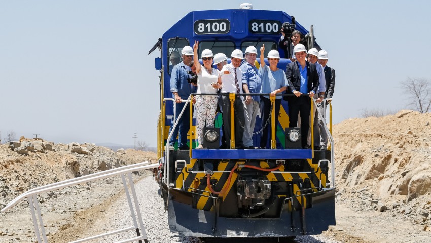 Dilma Roussef em obra de ferrovia