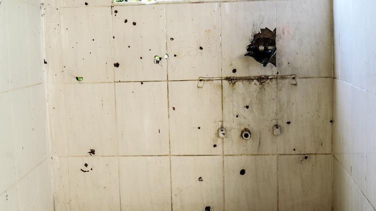 Parede com buracos de tiros após intervenção policial no Morro do Fallet, Rio de Janeiro