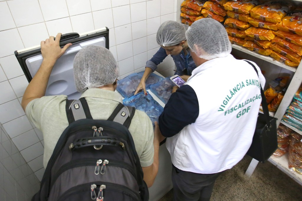 Como funciona a fiscalização dos alimentos produzidos no Brasil?