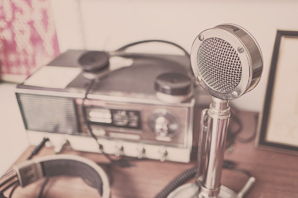 Programas de rádio ajudam a contextualizar notícias importantes