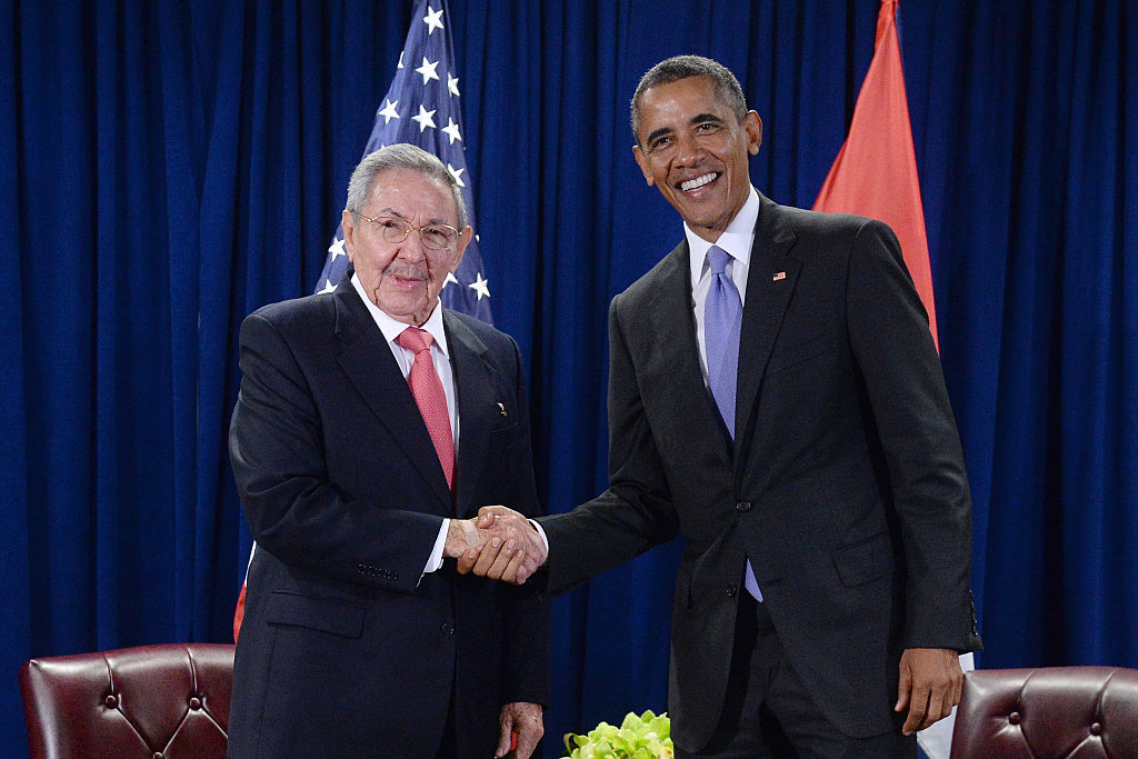 O líder cubano, Raúl Castro, e o então presidente dos EUA, Barack Obama, se cumprimentam em evento na ONU, em Nova York, em setembro de 2015