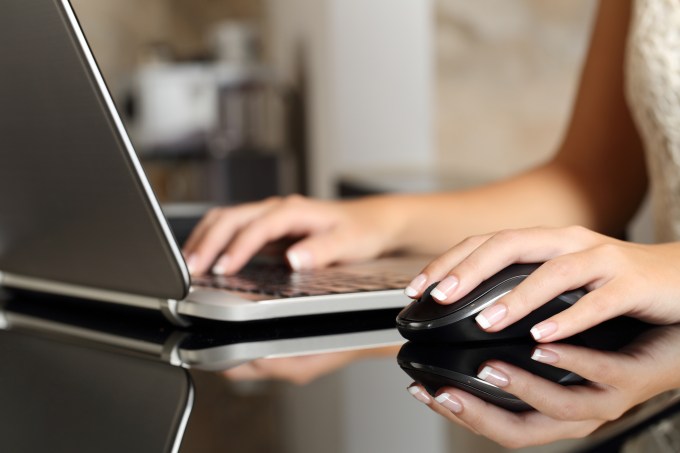 Mulher digitando em um laptop, notebook, computador, aluna, estudante
