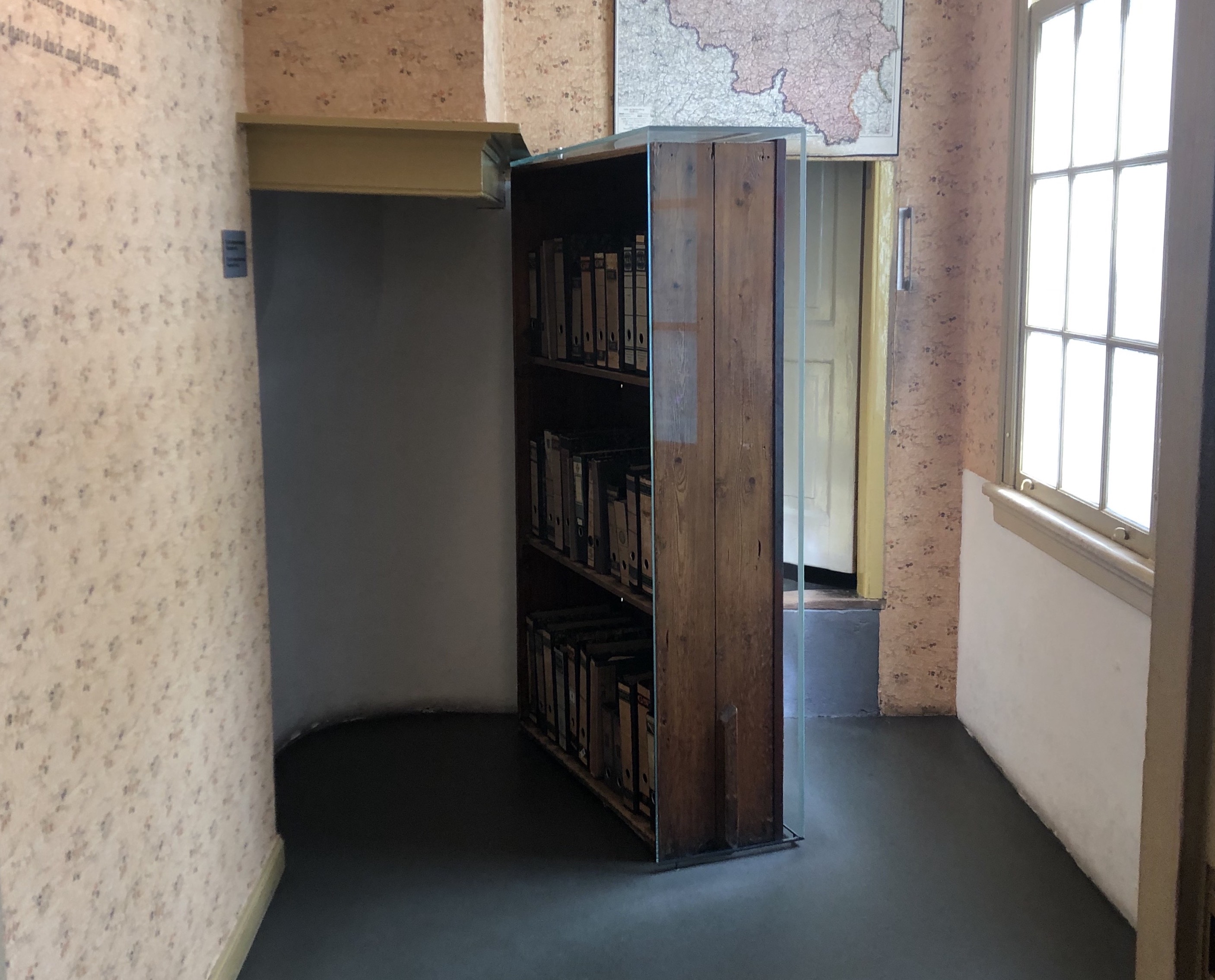 Foto do museu de Anne Frank, com estante de livros aberta indicando caminho para o anexo