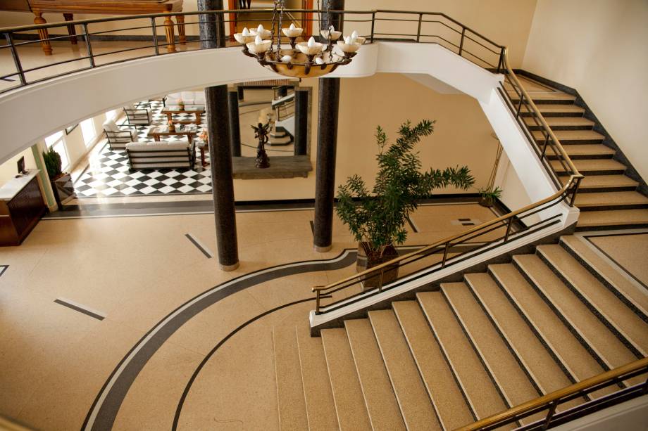 <b>Saguão do Grande Hotel São Pedro</b>. Os alunos do curso de Hotelaria realizam atividades práticas no hotel-escola, entre eles a disciplina obrigatória Prática Profissional. Durante um mês, eles passam por todos os setores do hotel. <b>Saguão do Grande Hotel São Pedro</b>. Os alunos do curso de Hotelaria realizam atividades práticas no hotel-escola, entre eles a disciplina obrigatória Prática Profissional. Durante um mês, eles passam por todos os setores do hotel.