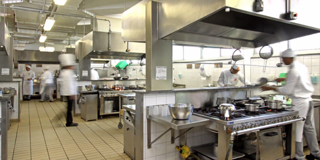 <b>Laboratório de cozinha</b>, onde os alunos de Hotelaria aprendem as técnicas básicas de gastronomia, como higienização, preparação e armazenamento de alimentos e cortes de carnes e legumes.