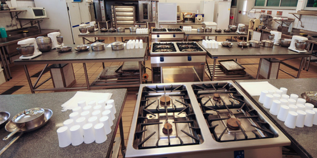 <b>Laboratório de confeitaria e panificação</b>, onde os estudantes de Hotelaria têm aulas práticas para fazer pães, massas e doces.