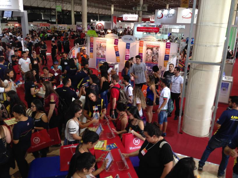 A Feira Guia do Estudante 2017 rolou entre os dias 14 e 16 de setembro no Anhembi, em São Paulo. Os visitantes puderam conferir palestras, simulados, jogos, testes vocacionais, dicas de estudo, orientação vocacional, informações de cursos no exterior, dicas de financiamento estudantil, oficinas profissionais e muito mais. A Feira Guia do Estudante 2017 rolou entre os dias 14 e 16 de setembro no Anhembi, em São Paulo. Os visitantes puderam conferir palestras, simulados, jogos, testes vocacionais, dicas de estudo, orientação vocacional, informações de cursos no exterior, dicas de financiamento estudantil, oficinas profissionais e muito mais.