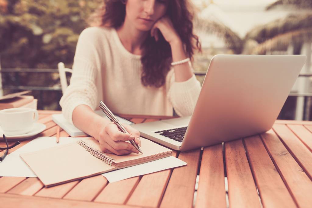 Veja 12 bolsas de estudo com inscrições abertas em abril