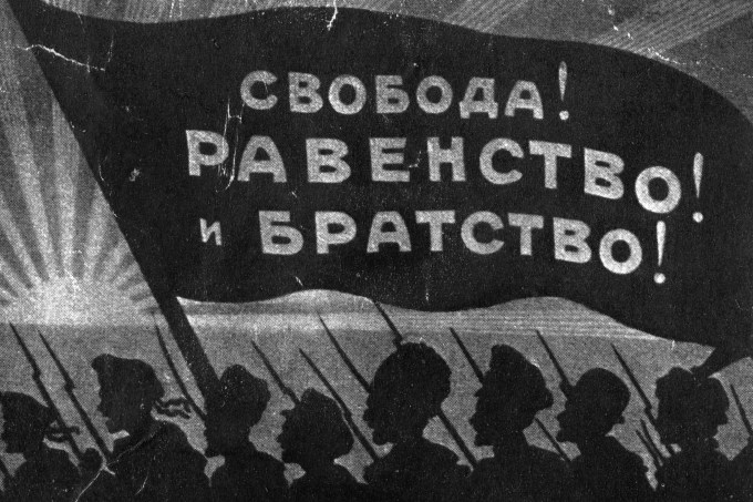 Soldados e civis com cartazes pedindo liberdade e industrialização durante a fase de outubro da Revolução Russa