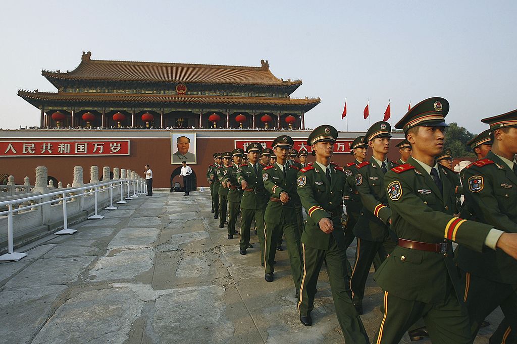 Policiais marcham em cerimônia que celebra o aniversário da República Popular da China, na Praça da Paz Celestial, em Pequim