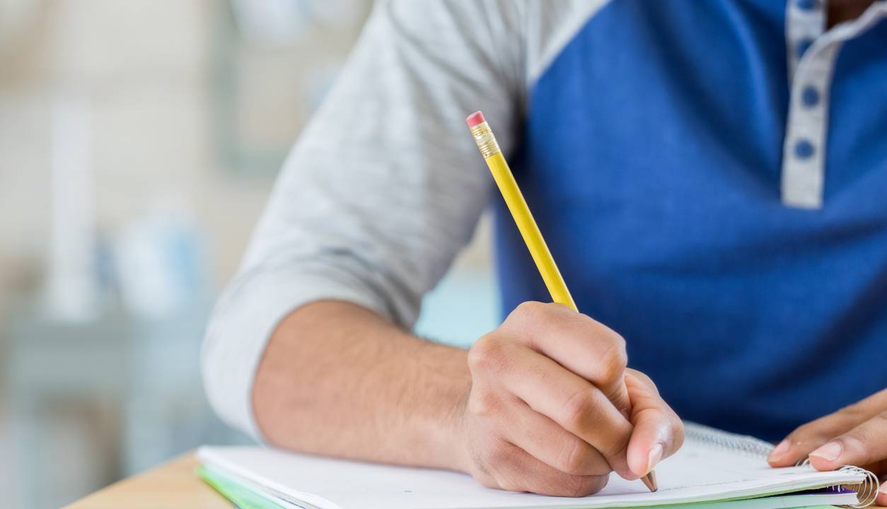 Estudante fazendo redação