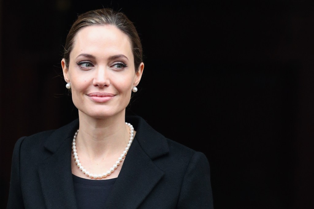 Como é a aula dada por Angelina Jolie em universidade inglesa