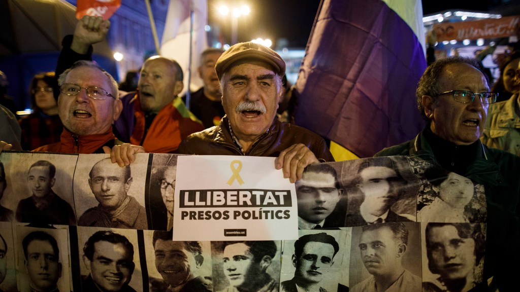 Políticos catalães prestam depoimento à justiça espanhola