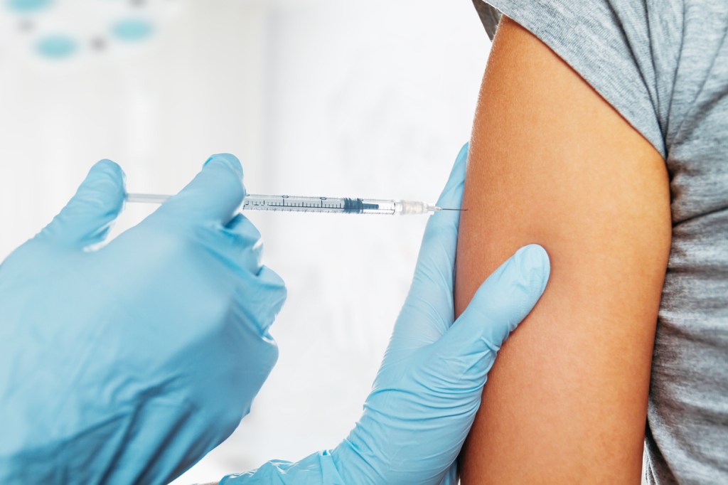 Covid-19: os ‘fura-filas’ da vacina podem ser presos?