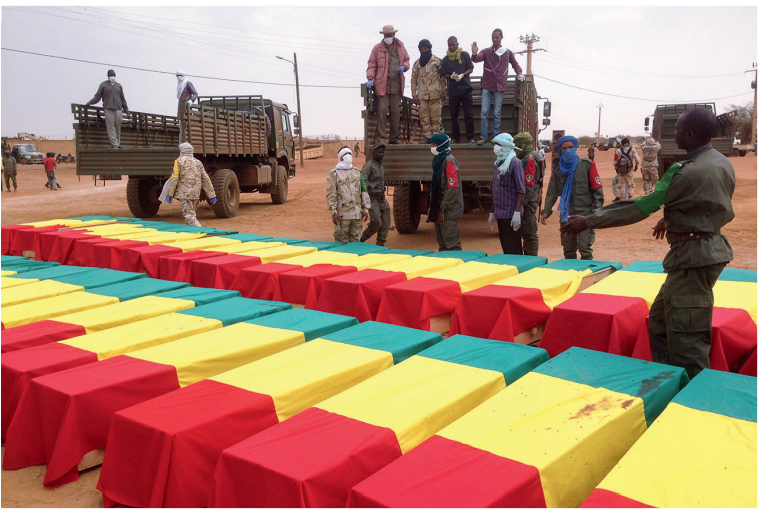 Dezenas de caixões cobertos com a bandeira de Mali