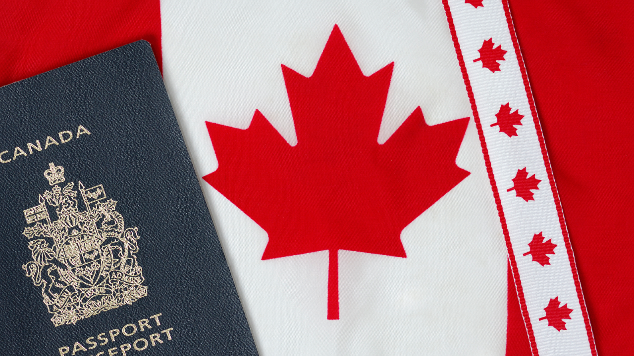bandeira do canadá e passaporte