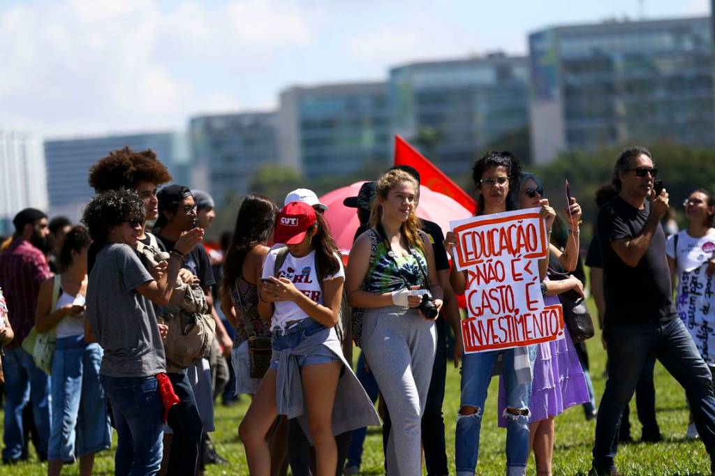 Por que o governo fala em contingenciamento na educação