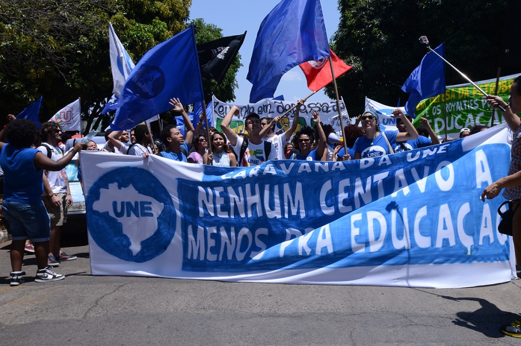 Estudantes se mobilizam em terceiro ato pela educação nesta terça (14)
