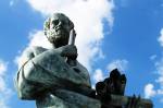 Estátua de pensador antigo