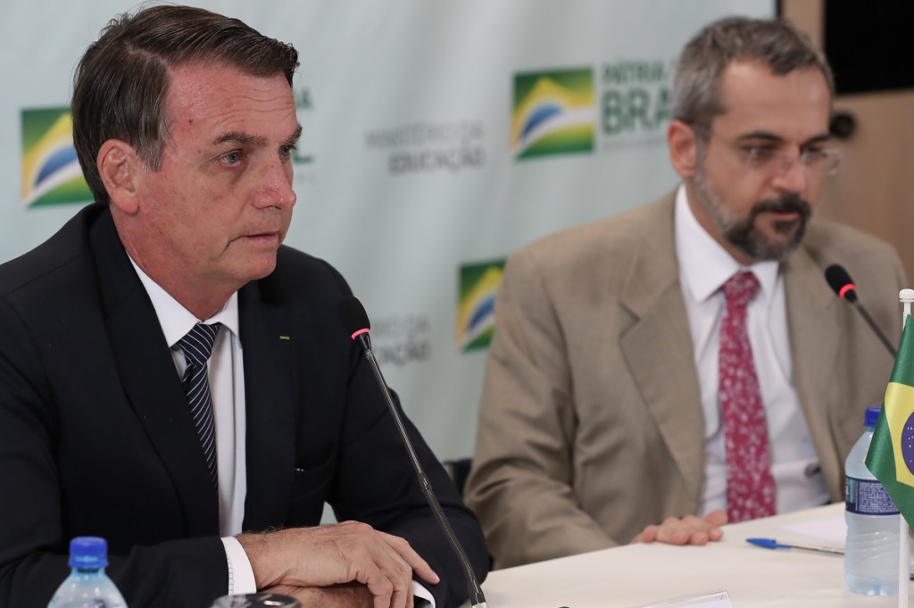 Bolsonaro aprovará medida para criar carteira estudantil digital