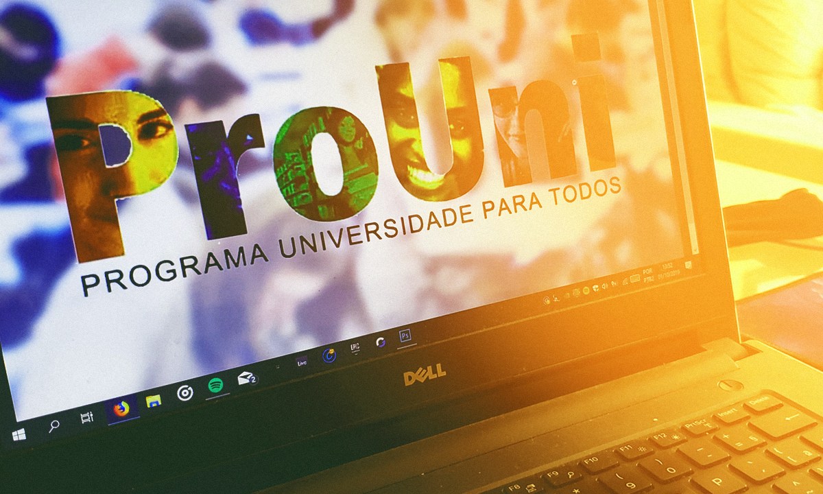 Fotografia colorida com tela de notebook mostrando o logotipo do Prouni