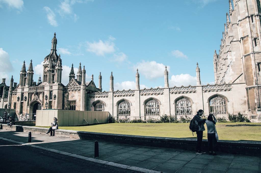 Concurso de redação premia estudantes com curso de verão em Cambridge