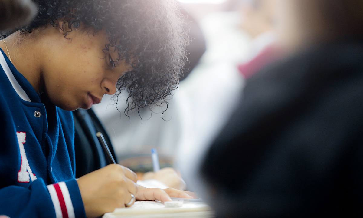 estudante escrevendo