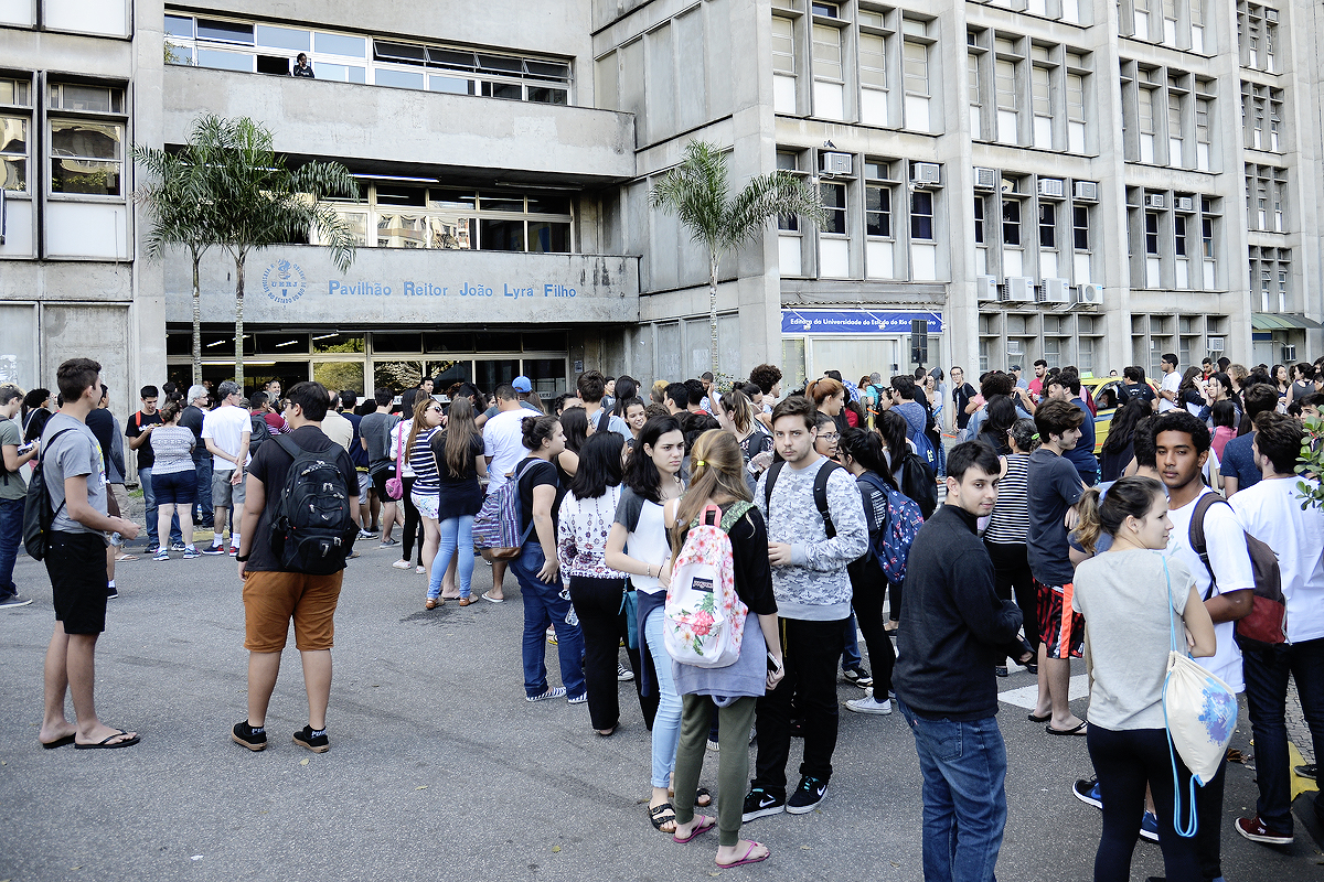 Notas Exames : Exames/9.º ano: No Conservatório Nacional as notas dos ... : Nos casos de nota interna negativa, o exame valerá 100% em vez de 30%.