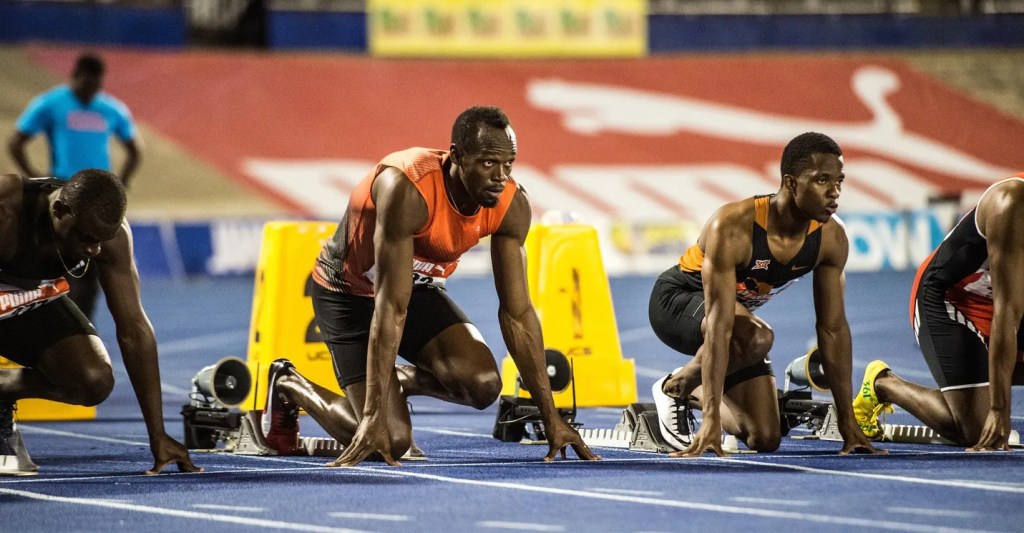 Usain Bolt se prepara para largar em um prova de corrida