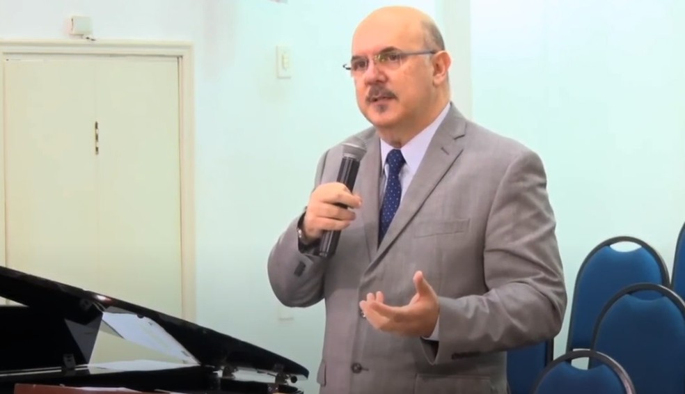 Ministro da Educação, Milton Ribeiro, falando com um microfone