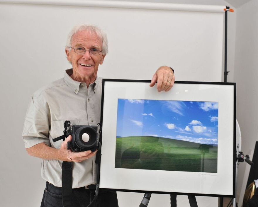 O autor da fotografia utilizada como o papel de parede padrão do Windows XP fez o registro enquanto dirigia a uma visita a sua esposa, na Califórnia